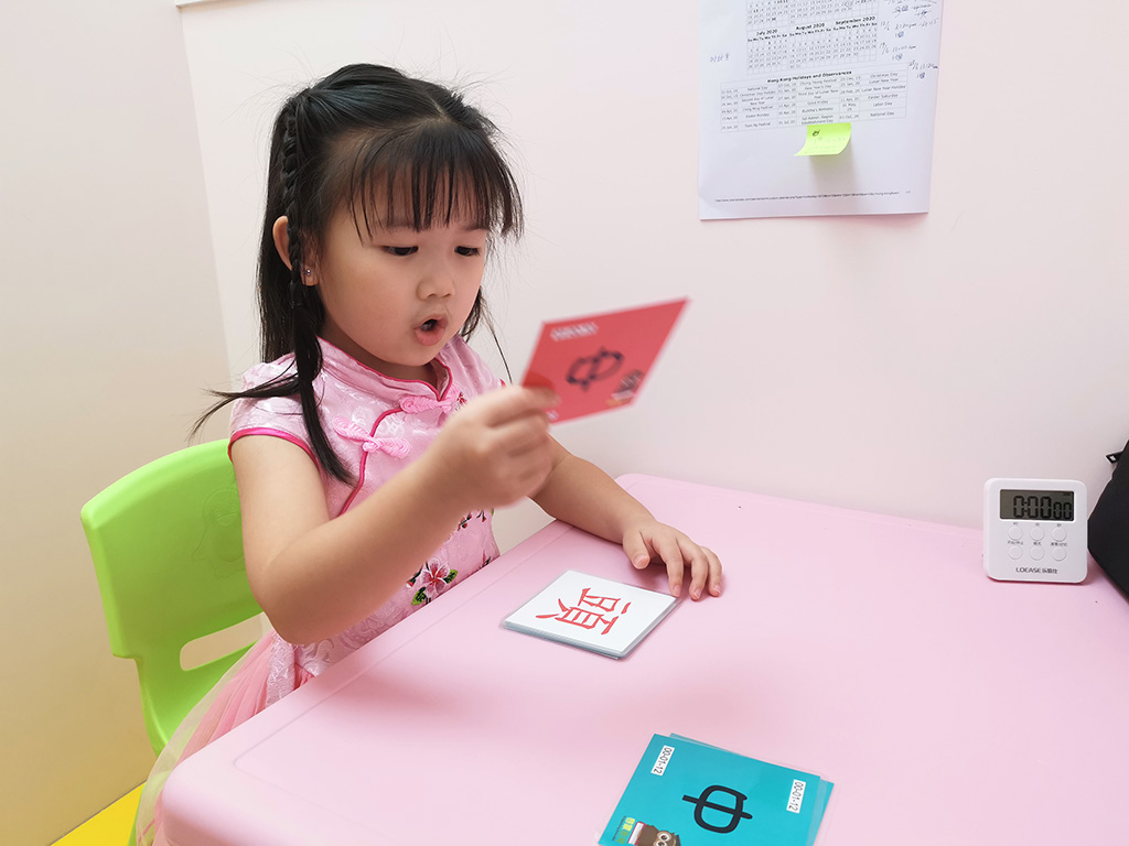 girl-playing-with-chinese-character-cards